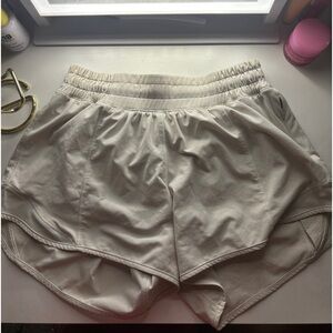 Lululemon 2.5 hotty hot shorts ‘bone’ size 2